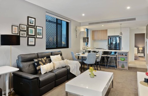 West End Apartment | Rooftop Pool & View! Stylish 2-Bed w/Ducted A/C