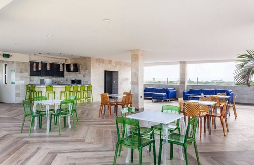 Rancho Apartment | Rooftop Pool w/Lounge Area-Studio Sleeps 2 #U4