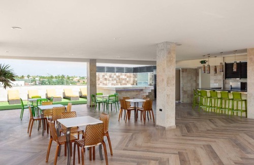 Rancho Apartment | Rooftop Pool w/Lounge Area-Studio Sleeps 2 #U4