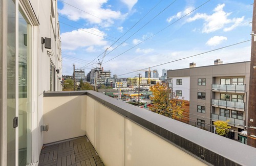 Lower Queen Anne House | Rooftop Space Needle Views - Seattle Townhome