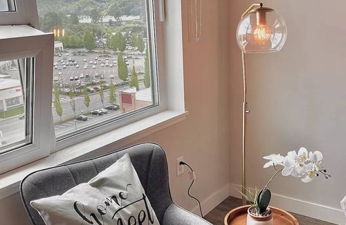 Southcenter Apartment | 🌆Rooftop* Steps to Mall & near 200++ Eat/Bar/ Free Parking | Close to Airport/