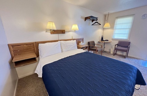 Downs Hotel | Room 109 - Standard Queen - Sleeps 2 - West Lake Grandvue Inn