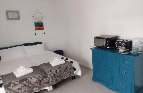 Barrow Gurney Apartment | Room 2 (20 mins walk to Bristol Airport)