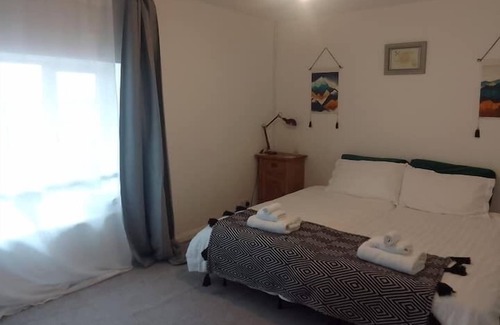Barrow Gurney Apartment | Room 2 (20 mins walk to Bristol Airport)