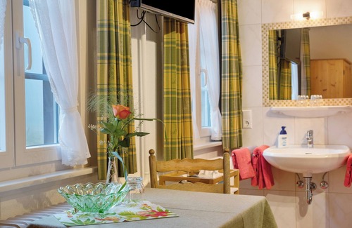 Saig Apartment | Room '4 Mit Wc Und Dusche' with Shared Terrace and Wi-Fi