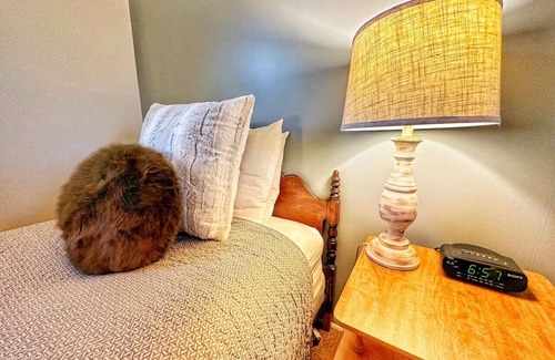 Manchester Center Hotel | Room 4 - Prickly Pear double room