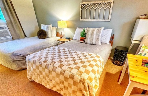 Manchester Center Hotel | Room 4 - Prickly Pear double room