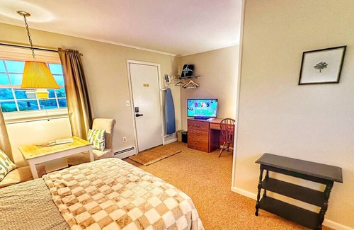 Manchester Center Hotel | Room 4 - Prickly Pear double room