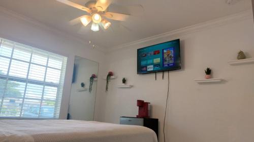 Westgate House | Room 5 minutes from PBI Airport