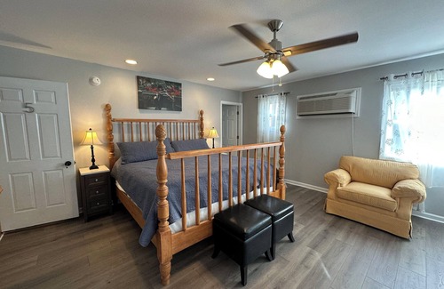 Frankford Bed & Breakfast | Room 5 - The Inn at Dirickson Creek - King bed, Two twins, Perfect for Families