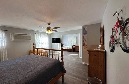 Frankford Bed & Breakfast | Room 5 - The Inn at Dirickson Creek - King bed, Two twins, Perfect for Families