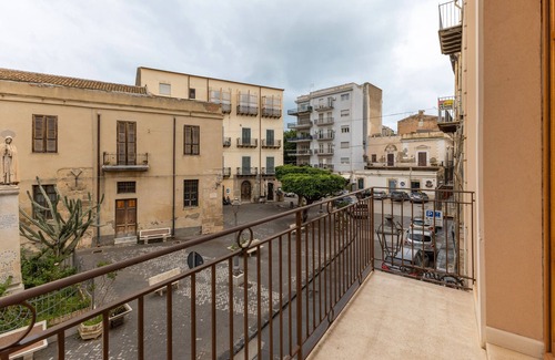 Licata Apartment | Room 'Al Duomo - Camera King' with Shared Terrace, Wi-Fi and Air Conditioning