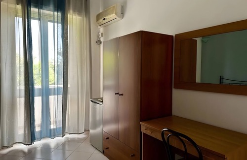 Vignacastrisi Apartment | Room 'Camelia 1' with Shared Terrace, Wi-Fi and Air Conditioning