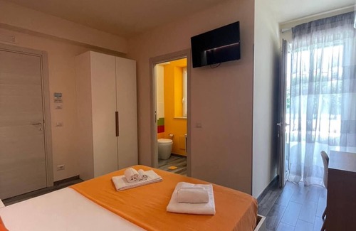 Modica Villa | Room 'Camera Arancia' with Shared Pool, Wi-Fi and Air Conditioning