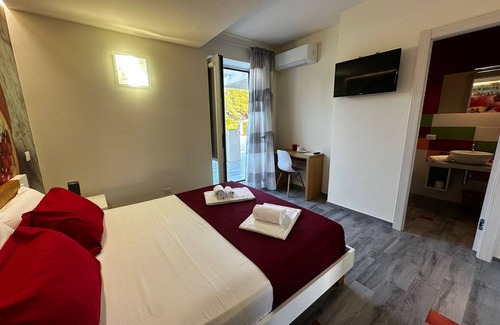 Modica Villa | Room 'Camera Melograno' with Shared Pool, Wi-Fi and Air Conditioning