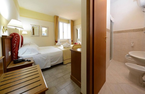 Bagni di Lucca Apartment | Room 'Camera Standard Doppia' with Shared Garden, Wi-Fi and Air Conditioning