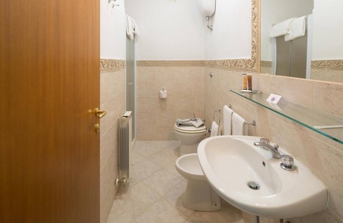 Bagni di Lucca Apartment | Room 'Camera Standard Doppia' with Shared Garden, Wi-Fi and Air Conditioning