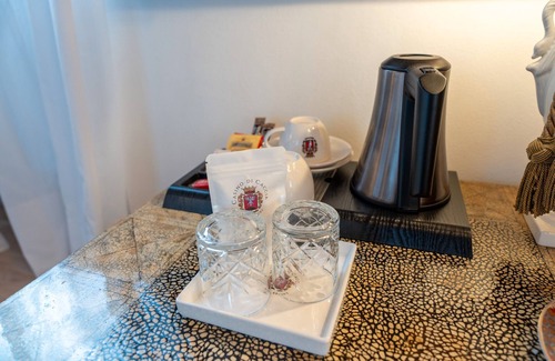 Sommacampagna Apartment | Room 'Casino Di Caccia 2' with Shared Pool, Wi-Fi and Air Conditioning