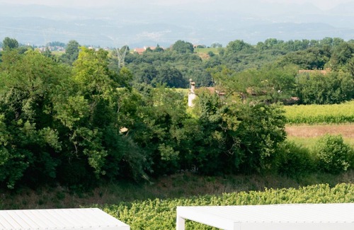 Sommacampagna Apartment | Room 'Casino Di Caccia 2' with Shared Pool, Wi-Fi and Air Conditioning