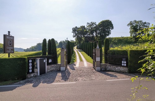 Sommacampagna Apartment | Room 'Casino Di Caccia 2' with Shared Pool, Wi-Fi and Air Conditioning