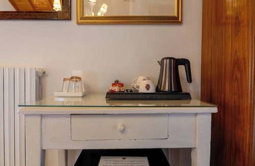 Sommacampagna Apartment | Room 'Casino Di Caccia 3' with Shared Pool, Wi-Fi and Air Conditioning