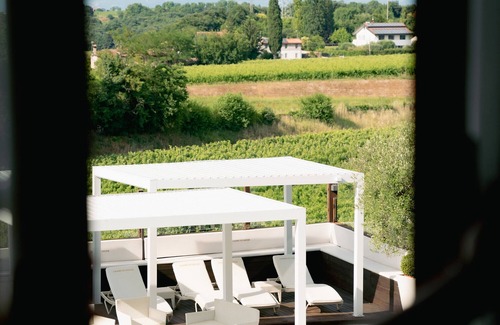 Sommacampagna Apartment | Room 'Casino Di Caccia 3' with Shared Pool, Wi-Fi and Air Conditioning