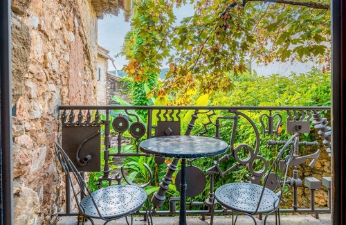 Collias Apartment | Room 'Chambre 10' with Shared Pool, Wi-Fi and Air Conditioning