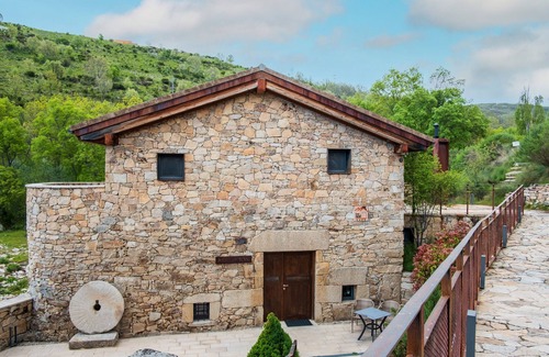San Juan de Gredos Apartment | Room 'Doble Superior El Duque Chimenea' with Mountain View, Shared Terrace and Wi-Fi