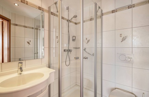 Rosenfeld House | Room 'Doppelzimmer 27' with Wi-Fi