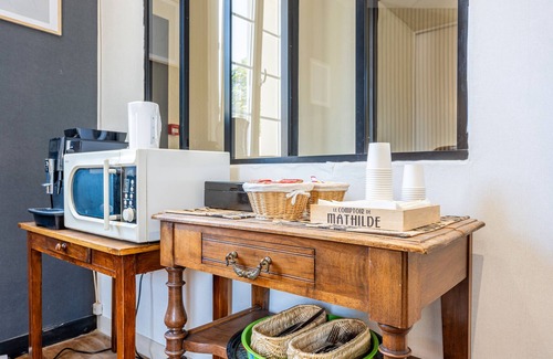 Saint-Vincent-Sterlanges Apartment | Room 'Double - No.08' with Wi-Fi