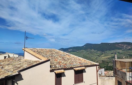 Giuliana Apartment | Room 'Federico 2°' with Mountain View, Wi-Fi and Air Conditioning