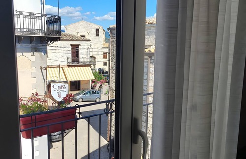 Giuliana Apartment | Room 'Federico 2°' with Mountain View, Wi-Fi and Air Conditioning