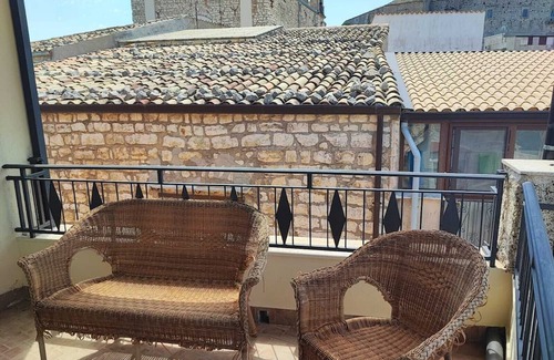 Giuliana Apartment | Room 'Federico 2°' with Mountain View, Wi-Fi and Air Conditioning