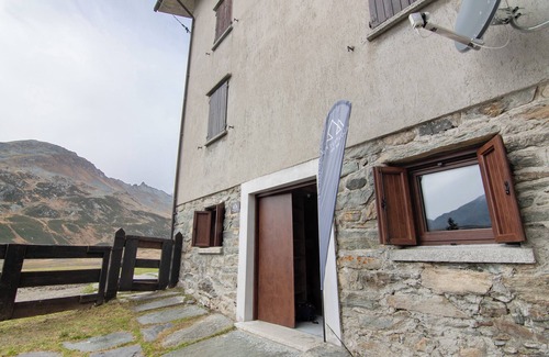 Montespluga Apartment | Room 'Ferré' with Lake View, Shared Garden and Wi-Fi