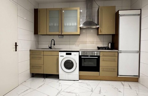 Liesing Apartment | Room for 2 in a 4BR Apt; Near Kaufpark Alterlaa