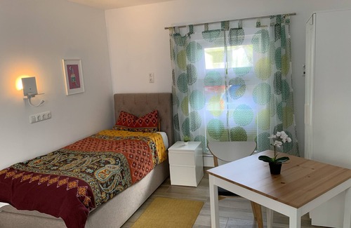 Weiterstadt Bed & Breakfast | Room for fitters 18sqm two box-spring beds 100x200 and 90x200