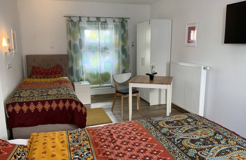 Weiterstadt Bed & Breakfast | Room for fitters 18sqm two box-spring beds 100x200 and 90x200