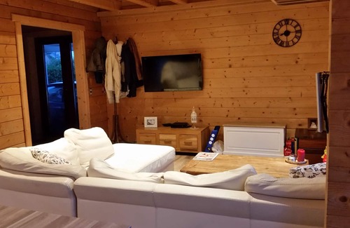 Maubray House | Room for rent in a wooden house.