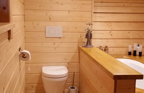 Maubray House | Room for rent in a wooden house.
