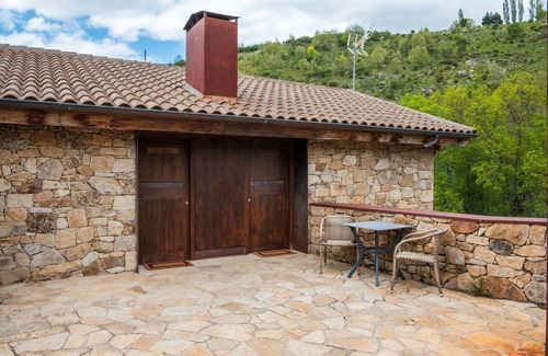 San Juan de Gredos Apartment | Room 'Galayos' with Mountain View, Shared Terrace and Wi-Fi