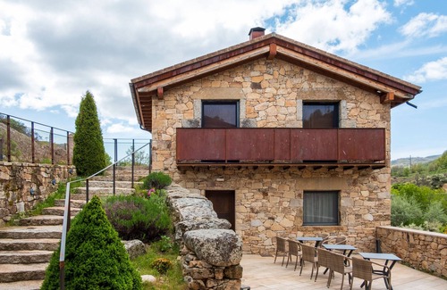 San Juan de Gredos Apartment | Room 'Galayos' with Mountain View, Shared Terrace and Wi-Fi