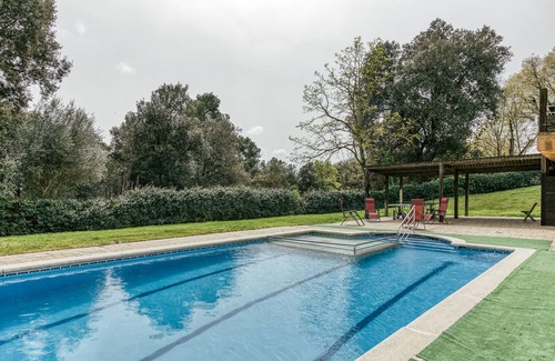 Pujals dels Pagesos Apartment | Room 'Garbi' with Shared Pool, Wi-Fi and Air Conditioning