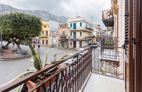 Isola delle Femmine Apartment | Room 'Gio Di Maggio' with Balcony, Wi-Fi and Air Conditioning