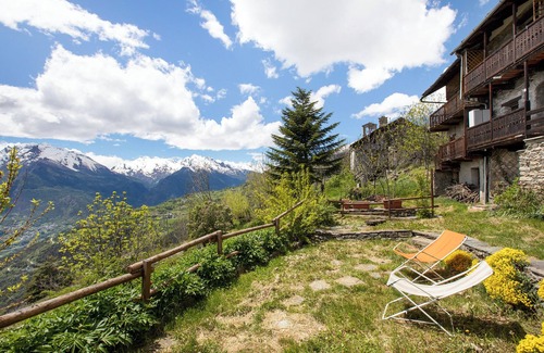 Saint-Pierre Apartment | Room 'Grolla' with Shared Terrace, Shared Garden and Wi-Fi