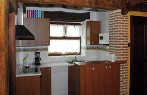 Agurain House | Room 'Habitacion Roja' with Shared Terrace, Shared Garden and Wi-Fi