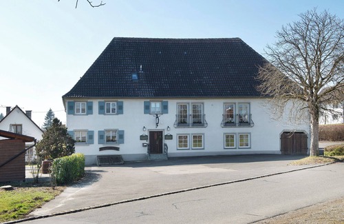 Lippertsreute Apartment | Room 'Hagnau' with Shared Terrace, Shared Garden and Wi-Fi