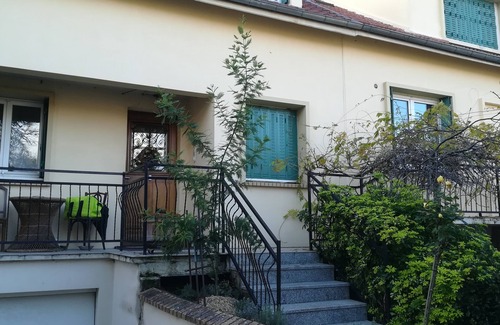 Saint-Remy-les-Chevreuse House | Room In A House Full Of Life