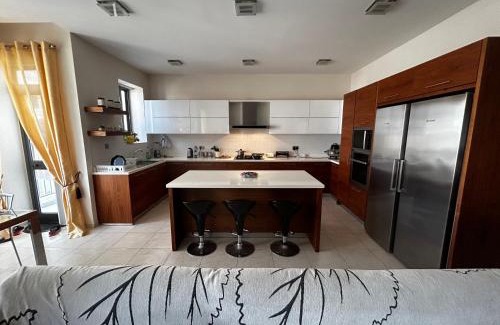 Ghaxaq House | Room in a Shared Apartment with Private Bathroom close to the airport