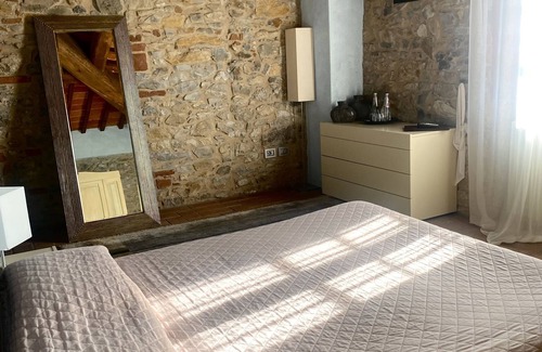 Santa Cristina a Mezzana Bed & Breakfast | Room in B&B - Alessio Room Overlooking the Vineyards of Tuscany