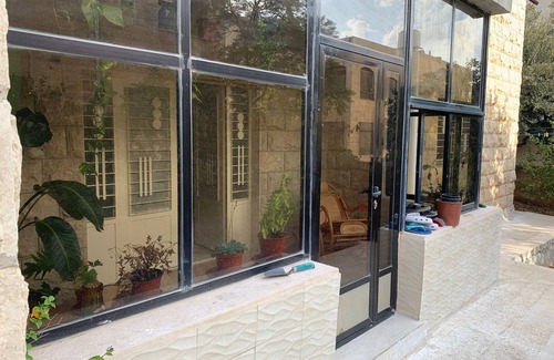 Al Swaifyeh House | Room in Cosy Design House With big Garden and Glasshouse